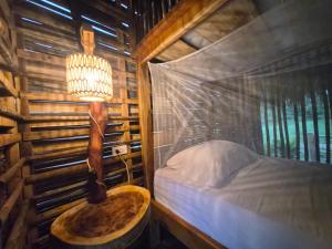 una camera con letto, lampada e tavolo di Dos Peladas Hostal a Santa Marta Altre 22 foto