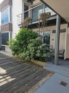 een gebouw met een bank voor een gebouw bij Refugio Urbano Apartamentos in Campana