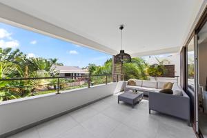 ein Wohnzimmer mit Couch und großem Fenster in der Unterkunft The Grand in Jan Thiel