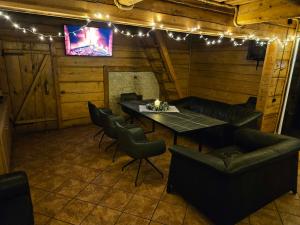 ein Esszimmer mit einem Tisch, Stühlen und Lampen in der Unterkunft Sodyba Prie Maluno in Salakas