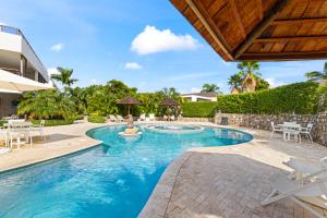 ein Bild eines Swimmingpools in einer Villa in der Unterkunft The Grand in Jan Thiel