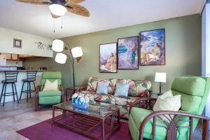 een woonkamer met een bank, stoelen en een tafel bij Kailua Bay Resort#4-204 in Kailua-Kona