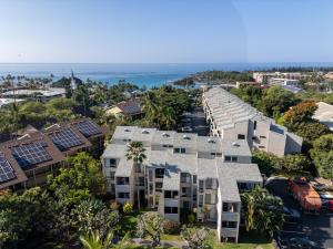 een luchtfoto van een gebouw in een stad bij Kailua Bay Resort#4-204 in Kailua-Kona