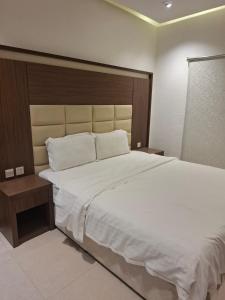 Postel nebo postele na pokoji v ubytování شقه مفروشه vip