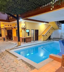 una grande piscina al centro di una casa di HR Hotel Batu a Batu