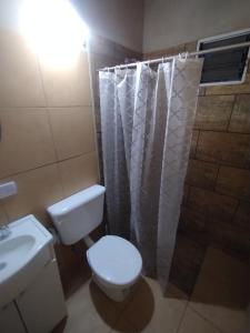 a bathroom with a toilet and a sink and a shower at La Eterna in Villa del Dique