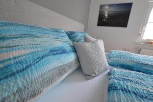 een bed met twee kussens erop bij Wohnen bei Gerlis - DZ 106 in Burbach