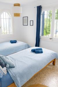 twee bedden in een kamer met twee ramen bij Chaguimama Sea in Begur