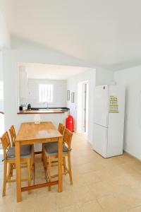 een keuken en eetkamer met een tafel en een koelkast bij Chaguimama Sea in Begur