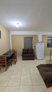 een woonkamer met een pooltafel en een bank bij Diana hotel 1 in Capitán Miranda