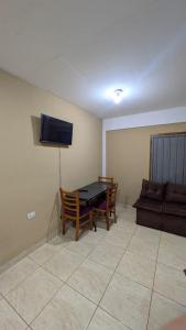 een woonkamer met een tafel en een bank bij Diana hotel 1 in Capitán Miranda