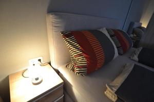een bed met een lamp en een kussen erop bij Wohnen bei Gerlis - DZ 105 in Burbach