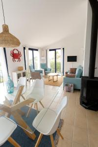 een woonkamer met een tafel en stoelen bij Chaguimama Sea in Begur