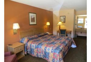 En eller flere senge i et værelse på Studio 6 Suites Dallas TX - Loop 12 West