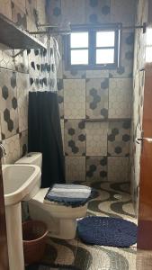 een badkamer met toilet en wastafel bij Casa da Barra in Ubatuba