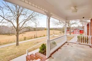 Ban công/sân hiên tại Red Clay Farmhouse