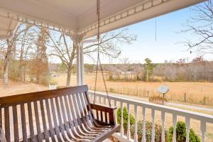 Ban công/sân hiên tại Red Clay Farmhouse +56 ảnh