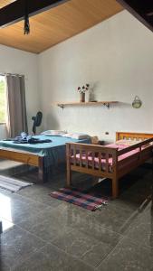een slaapkamer met twee bedden in een kamer bij Casa da Barra in Ubatuba