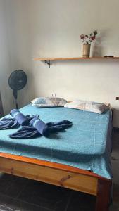 - un lit avec une couette et des oreillers bleus dans l'établissement Casa da Barra, à Ubatuba 26 autres photos