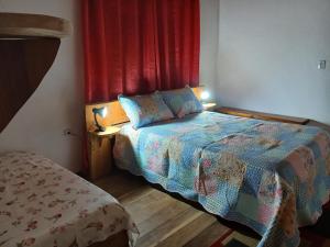 una piccola camera da letto con due letti e una finestra di casa a Bocaina de Minas