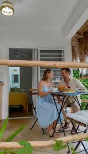 拉斯加勒拉斯Quédate Aquí的一男一女坐在桌边