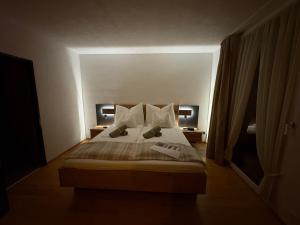 En eller flere senge i et værelse på Seefelder Hirsch + 58 billeder