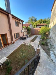 a backyard with a fence and a garden at Apartman Stone Garden 2 in Mostar