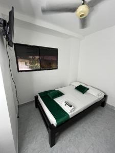 Giường trong phòng chung tại Hotel Geomar