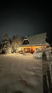 Sękata Chata - drewniany domek z jacuzzi v zimě