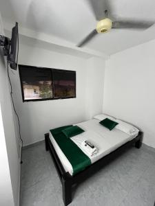 Giường trong phòng chung tại Hotel Geomar