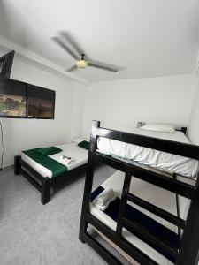 Giường trong phòng chung tại Hotel Geomar