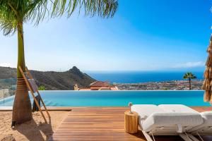 een uitzicht op de oceaan vanuit een villa bij Villa Kailani in Adeje