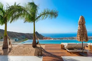 een villa met uitzicht op de oceaan bij Villa Kailani in Adeje