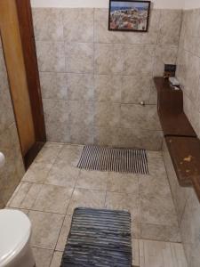 e bagno con doccia, servizi igienici e tappeto. di casa a Bocaina de Minas