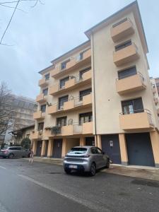 een auto geparkeerd voor een gebouw bij Tamagno Residence - Comfort in the Heart of the City in Varese