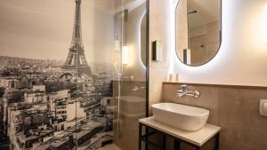 - une salle de bains avec vue sur la tour Eiffel dans l'établissement Campanile PRIME - Suresnes - La Défense, à Suresnes 76 autres photos