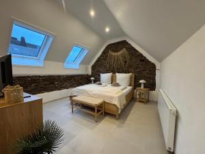 een slaapkamer met een bed in een kamer met ramen bij Zur Fausenburg in Bruttig-Fankel