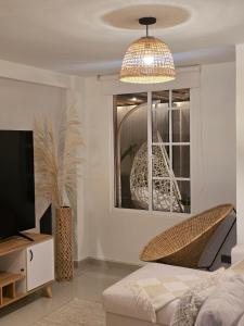 TV a/nebo společenská místnost v ubytování Molcabaña Casa con Jacuzzi privado y diseño de interiores profesional, ubicada en el norte de Armenia, es la casa TOP de Molca Travel