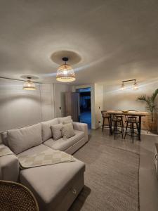 Posezení v ubytování Molcabaña Casa con Jacuzzi privado y diseño de interiores profesional, ubicada en el norte de Armenia, es la casa TOP de Molca Travel + 74 fotografií