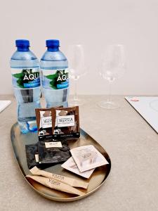 une assiette avec deux bouteilles d'eau et des verres à vin dans l'établissement Poznaj Mickiewicza 2, à Racibórz 7 autres photos