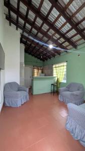 een grote kamer met 2 bedden en een aanrecht bij Diana hotel 2 in Encarnación