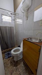 een badkamer met toilet en wastafel bij Diana hotel 2 in Encarnación