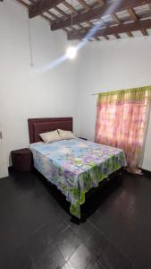 een slaapkamer met een bed met een bloemdekbed bij Diana hotel 2 in Encarnación