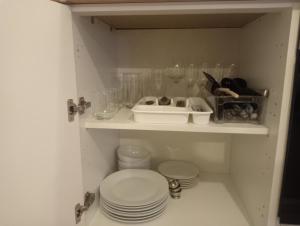 een kast met borden en een gootsteen in een keuken bij Hill View Studio in Hawick +23 foto's