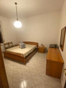 een slaapkamer met een bed en een tafel en een licht bij Tamagno Residence - Comfort in the Heart of the City in Varese