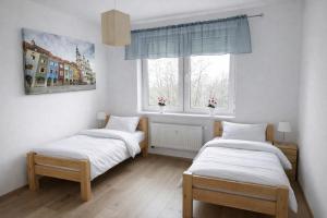 En eller flere senge i et værelse på Dom Tobie bliski APARTAMENT W PARKU WARTA PRYWATNA KUCHNIA LAZIENKA PARKING