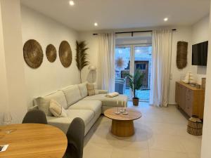 een woonkamer met een bank en een tafel bij Zur Fausenburg in Bruttig-Fankel