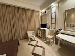 TV a/nebo společenská místnost v ubytování Khazar Golden Beach Hotel + 30 fotografií