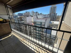 une vue d'une ville depuis un balcon dans l'établissement Departamento cerca de la playa a tres cuadras dela playa, à Mar del Plata
