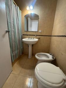 une petite salle de bain avec toilettes et lavabo dans l'établissement Departamento cerca de la playa a tres cuadras dela playa, à Mar del Plata 27 autres photos